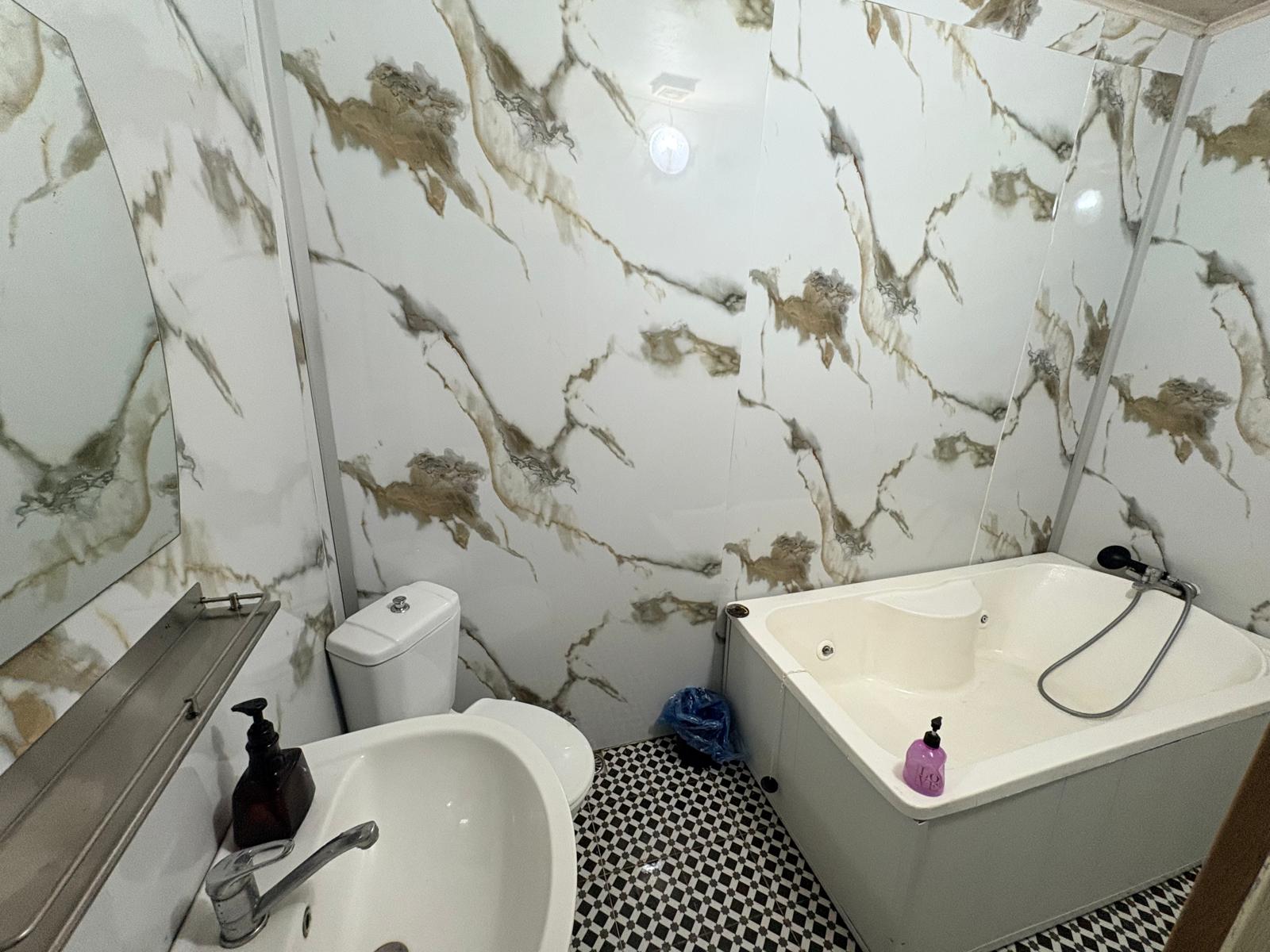 Kaplıca sulu küvetli banyo