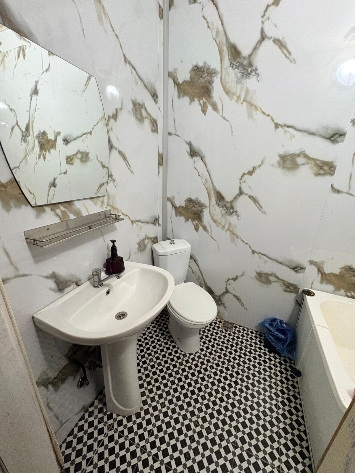 Banyo lavabosu ve banyo alanı